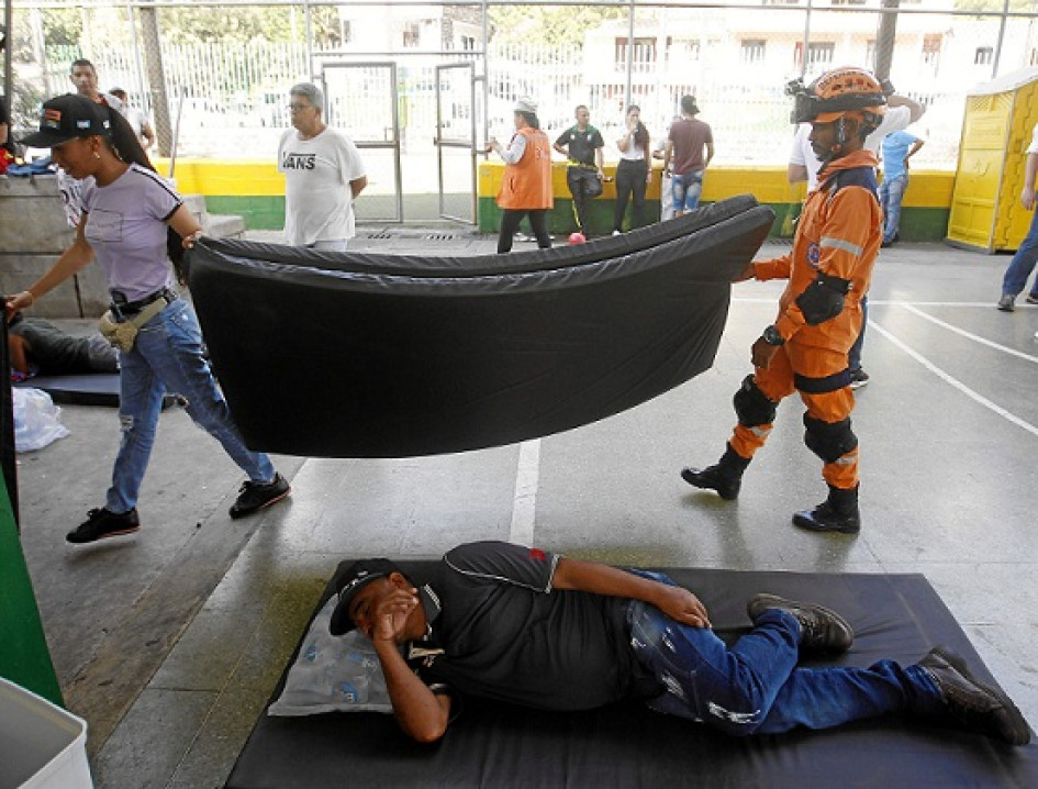 Los habitantes fueron trasladados al Coliseo Roberto Gallego.