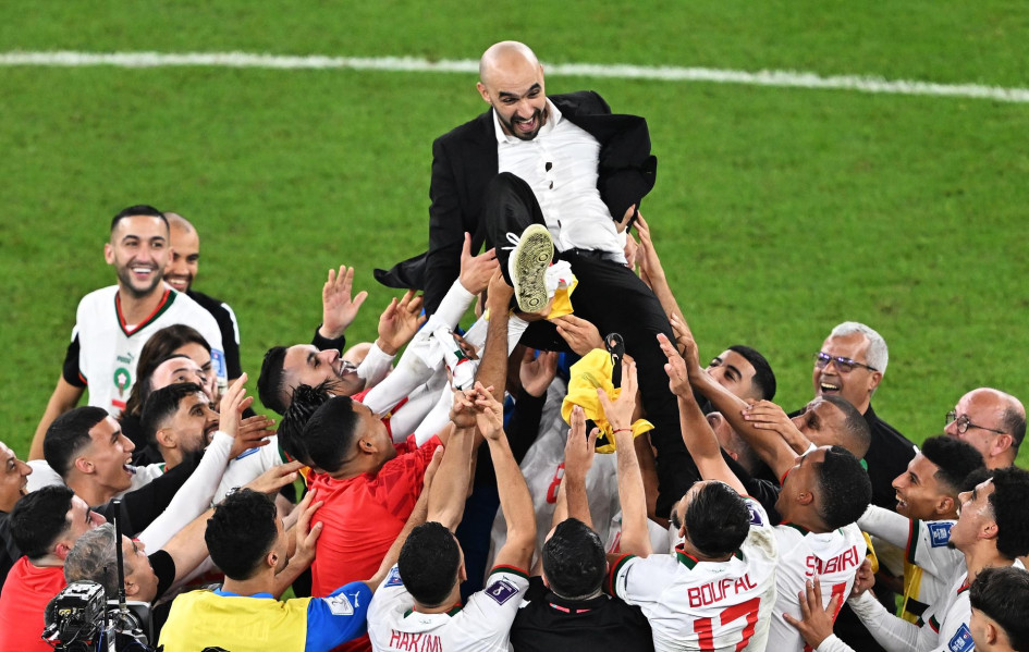 El entrenador de Marruecos, Walid Regragui, es celebrado por su equipo después de ganar el partido de fútbol del grupo F de la Copa Mundial de la FIFA 2022 entre Canadá y Marruecos en el estadio Al Thumama en Doha, Catar.