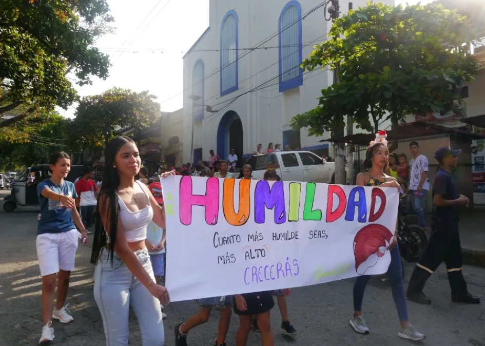 En el corregimiento de Arauca (Palestina) los niños entre los 7 y 11 años desfilaron por las calles para recibir la Navidad y el inicio de las actividades del Movimiento Navideño Infantil (Monaín). La programación se extenderá hasta el sábado, día en que repartirán regalos.