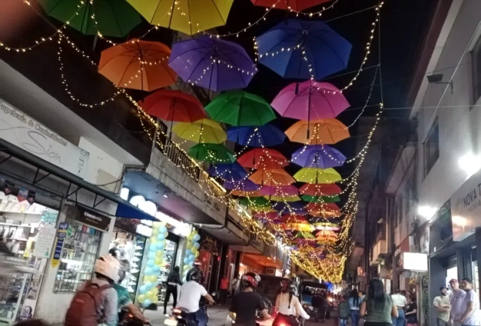 Las sombrillas de colores y luces colgantes adornan parte de la carrera 8 de Chinchiná.