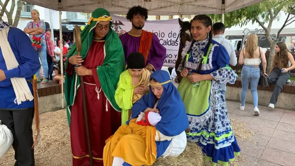 El pesebre en vivo llamó la atención de los ansermeños.