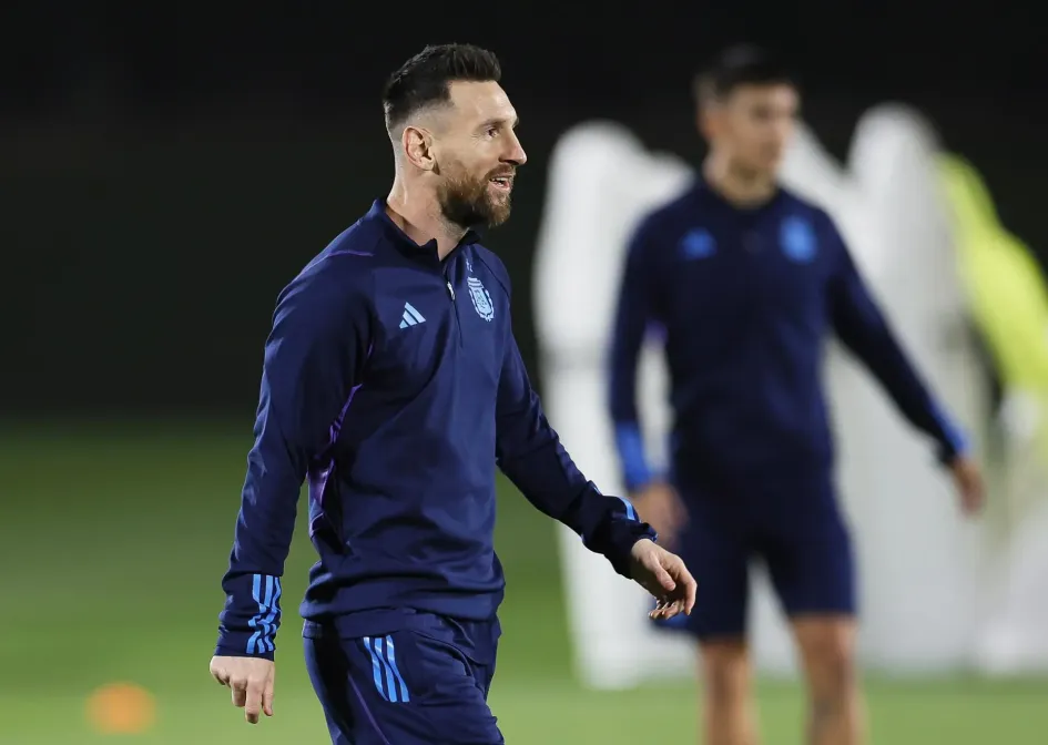Lionel Messi de Argentina durante una sesión de entrenamiento de su equipo en Doha, Catar. Argentina se enfrentará hoy a Croacia en su partido de fútbol semifinal de la Copa Mundial de la FIFA 2022.