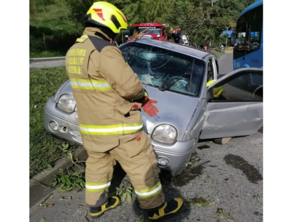 Este es el carro accidentado esta mañana en la avenida Kevin Ángel. 