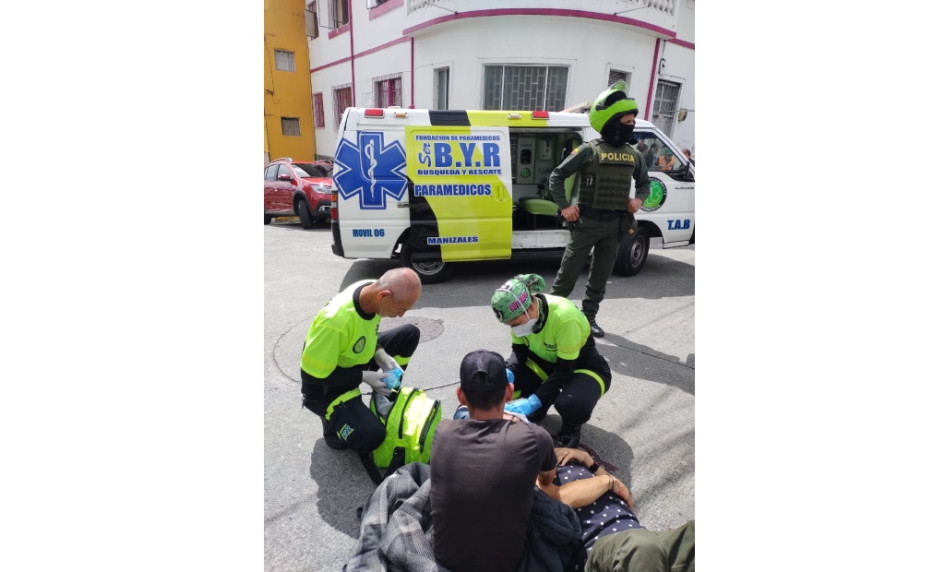 Momento en el que socorristas atienden al sujeto golpeado.