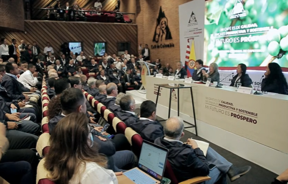 La ministra de Agricultura, Cecilia López (c), durante su intervención en el 90 Congreso Cafetero.