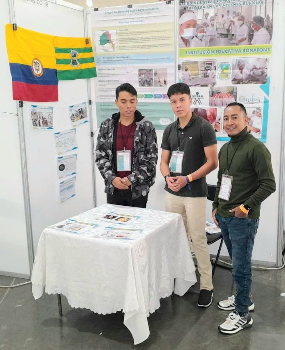 Integrantes del grupo de investigación. Jhon Fredy Bañol y Alexander Largo. Los acompaña León Darío Bañol.