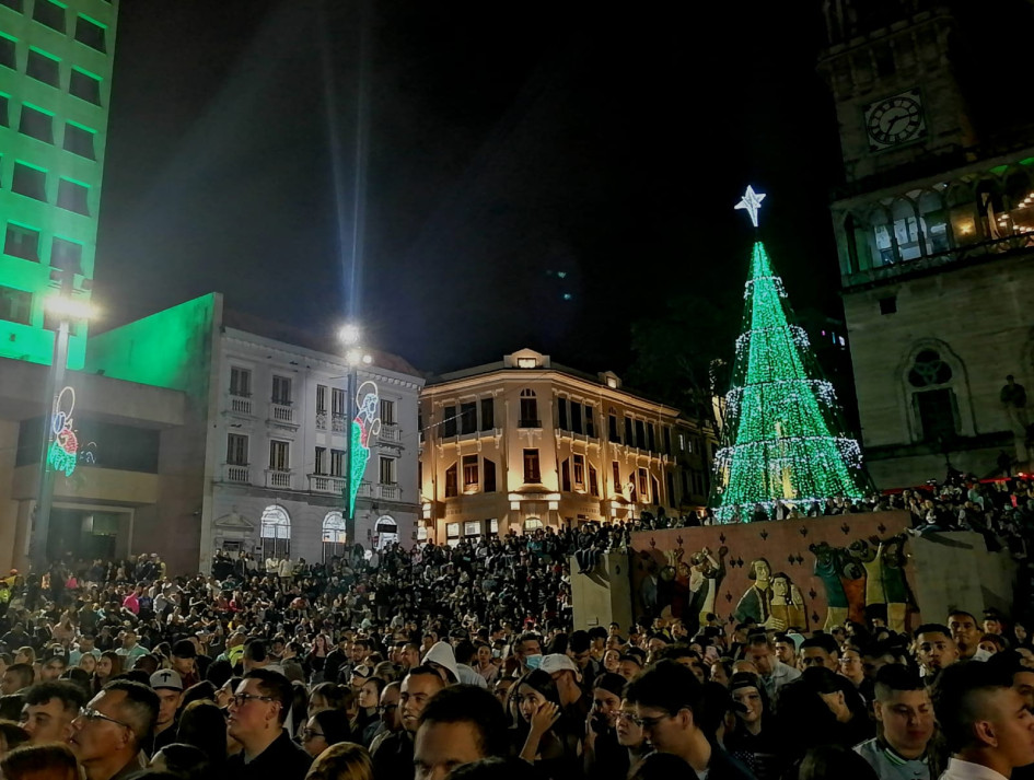 En la Plaza de Bolívar se llevó a cabo el encendido oficial del alumbrado navideño. La Alcaldía aprovechó el encuentro para anunciar artistas y actividades de la Feria del 2023.