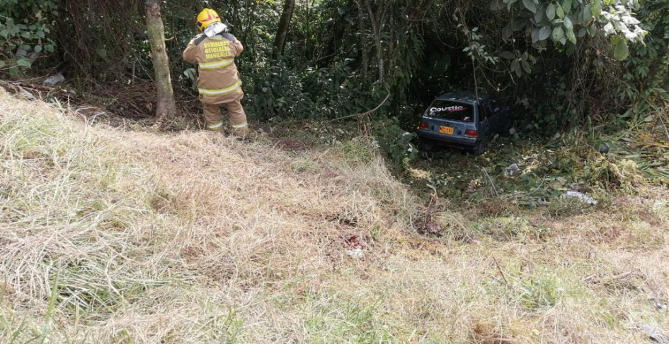 El automóvil rodó, con dos ocupantes, por una ladera en el barrio Bengala.