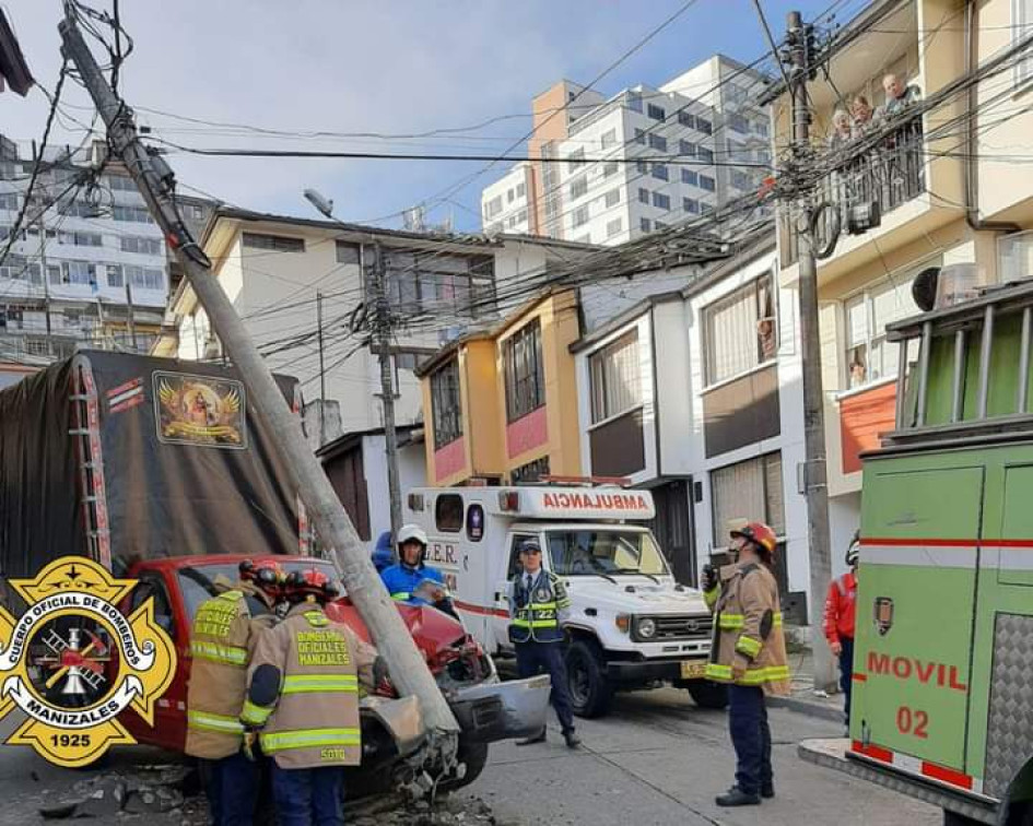 El poste, de cemento, se fracturó tras el choque.