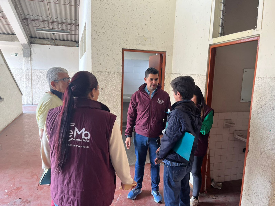 Un equipo técnico de la Personería de Manizales recorre periódicamente las instalaciones de la institución educativa para garantizar que se cumpla lo planeado.