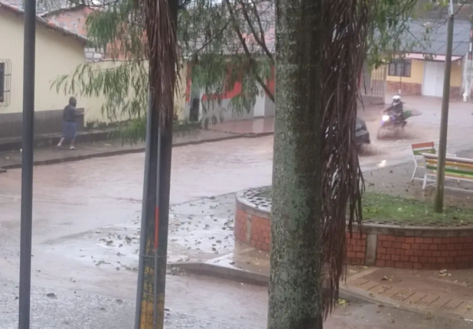 Así se ven las calles de Supía (Caldas) con las lluvias de este sábado. 