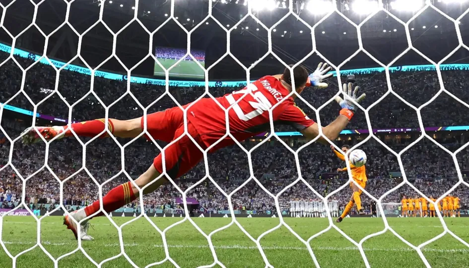 El portero Emiliano Martínez de Argentina ataja el penalti de Virgil van Dijk de los Países Bajos en la tanda de penales durante el partido de fútbol de cuartos de final de la Copa Mundial de la FIFA 2022 entre los Países Bajos y Argentina en el Estadio Lusail en Lusail, Qatar