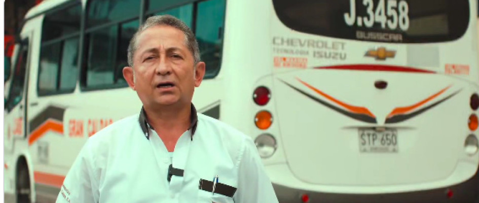 Carlos Iván Posada, conductor de la empresa de colectivos Gran Caldas, le devolvió a un pasajero dos celulares de alta gama que había dejado en su vehículo.