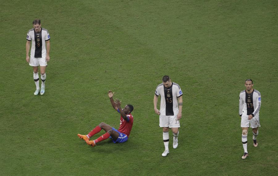 El jugador costarricense Joel Campbell (rojo) celebra uno de los goles de su selección, ante la impotencia demostrada por los alemanes. Ambos combinados quedaron eliminados del Mundial.