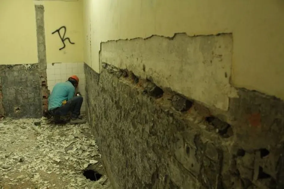 La reparación en el Inem, tradicional centro educativo de Manizales, arrancó con arreglo de baños. Michel Esteven López  trabaja en la obra, que se inició el martes pasado.