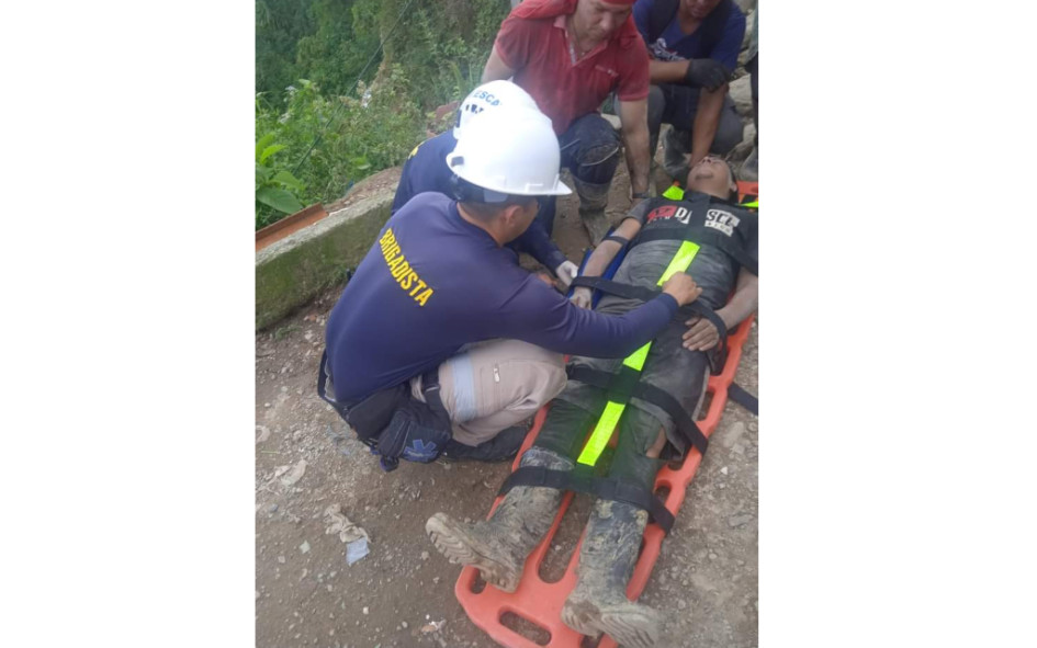 Momento en el que los socorristas ponen al herido en una camilla para su posterior traslado a un centro asistencial.