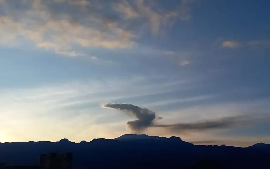 El volcán Nevado del Ruiz este sábado visto desde el barrio Linares de Manizales. 