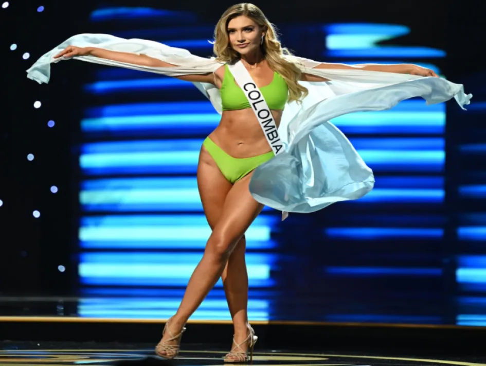 Fotografía cedida por Miss Universo donde aparece la Miss Universo Colombia 2022, María Fernanda Aristizabal, mientras desfila en el escenario con un traje de baño de Jacqueline Aguilera, durante la 71.ª Competencia Preliminar de este concurso de belleza la noche del 11 de enero de 2023, en el Ernest N. Morial Convention Center en Nueva Orleans, Luisiana (EE.UU.).