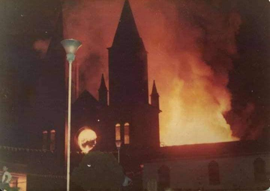Imagen que se conserva del incendio que afectó el templo el 14 de enero de 1983.