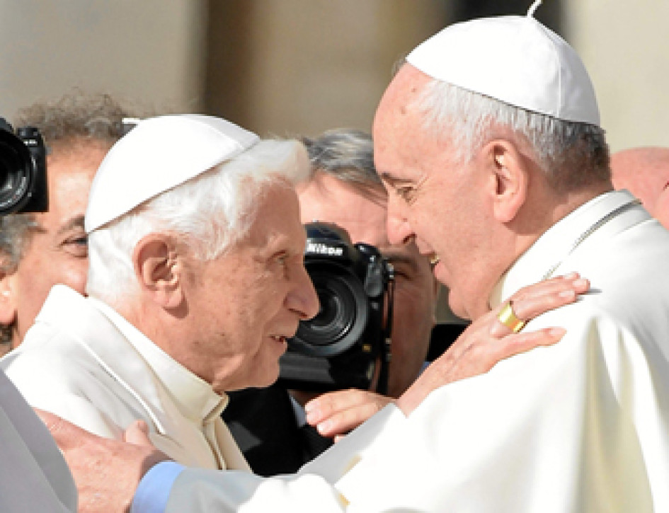 Los dos últimos papas: Benedicto XVI, fallecido el sábado, y Francisco. Desde hoy estará en capilla ardiente en la Basílica de San Pedro del Vaticano.