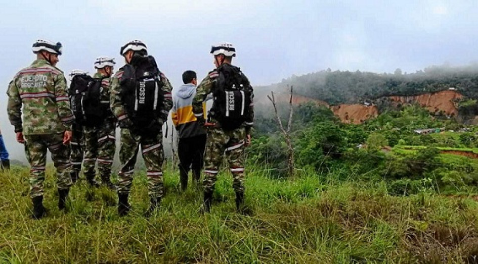 Un pelotón de la Brigada de @Ingenieros_EJC de Atención y Prevención de Desastres llegó al sitio de la emergencia para apoyar las labores de remoción y evacuación.