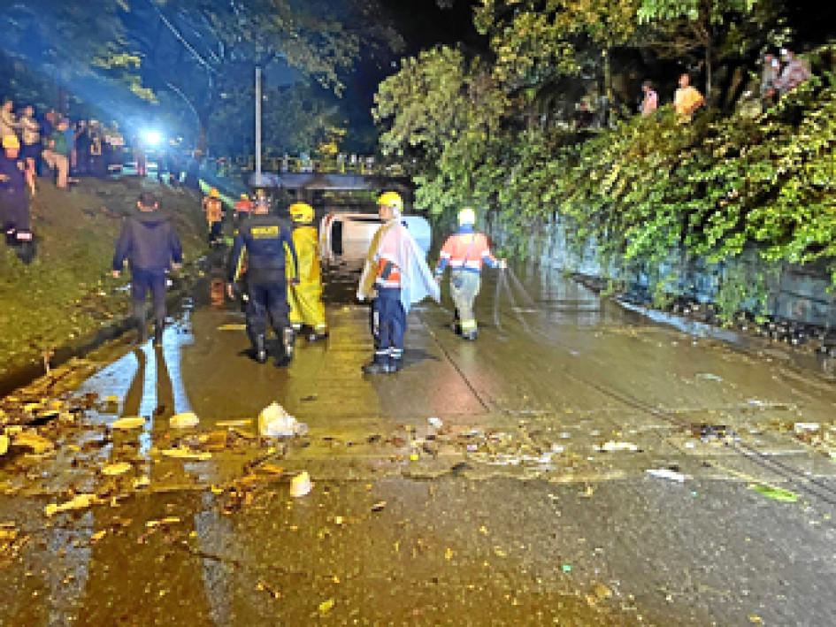 Foto | Tomada del Twitter @DAGRDMedellin | LA PATRIA  Durante la emergencia el Cuerpo Oficial de Bomberos Medellín acompañó las diversas situaciones causadas por las fuertes lluvias en la ciudad.