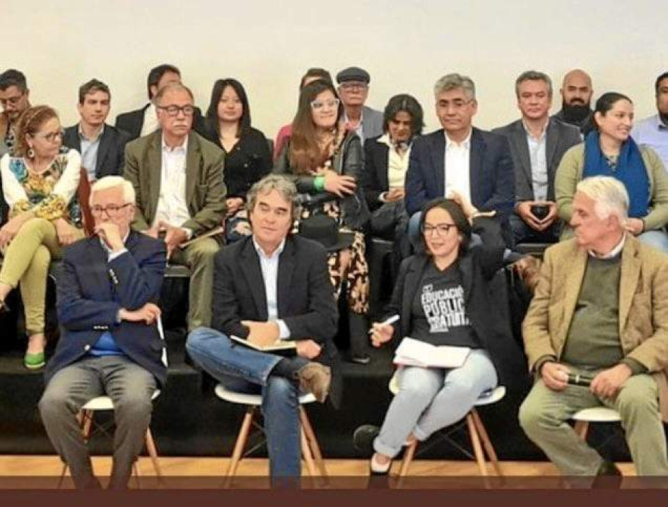 Adelante, de izquierda a derecha: Sergio Fajardo junto a Jorge Robledo y la representante a la Cámara Jennifer Pedraza, del partido Dignidad.