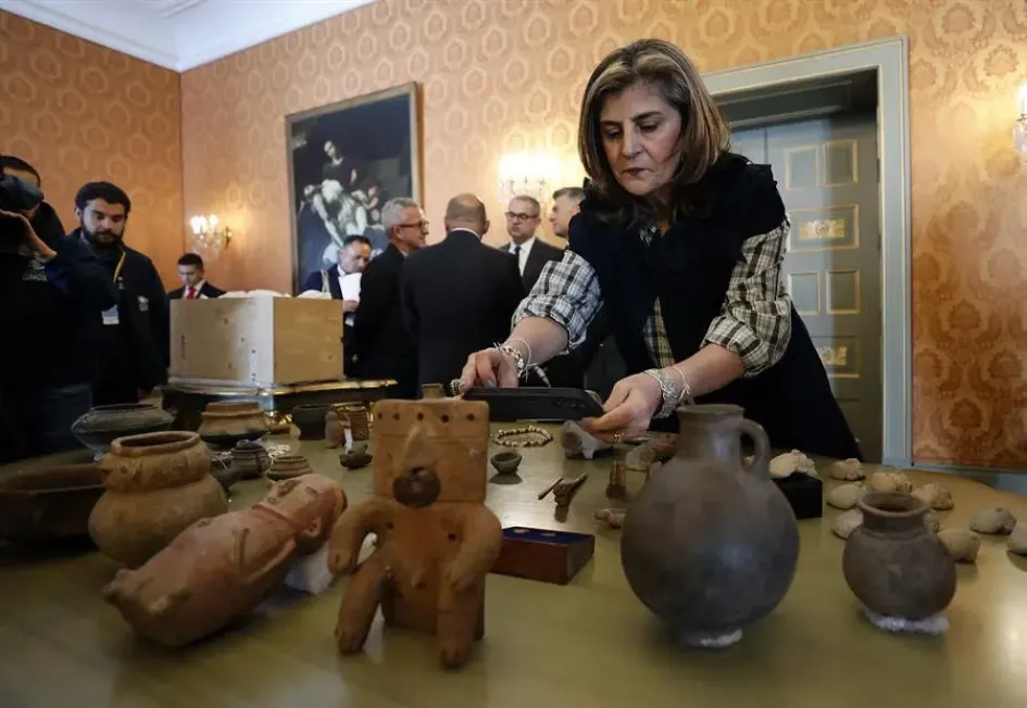 La viceministra de asuntos multilaterales en la Cancillería de Colombia Laura Gil observa algunas de piezas precolombinas recuperadas, en Bogotá (Colombia).