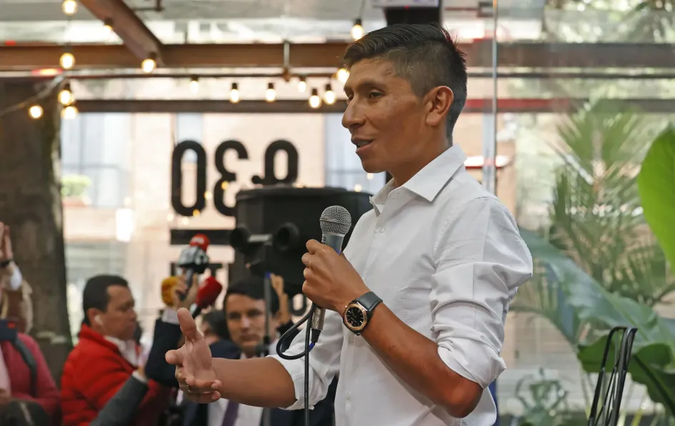 El ciclista Nairo Quintana habla durante una rueda de prensa hoy, en Bogotá, en donde anunció que está a la espera de conseguir un equipo para continuar compitiendo.