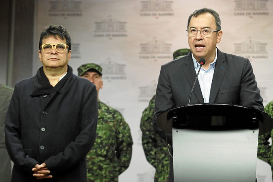 El ministro del Interior, Alfonso Prada (derecha), junto al Alto Comisionado Para la Paz, Danilo Rueda (izquierda),  durante una rueda de prensa en la que reactivaron el fuego contra el Eln.