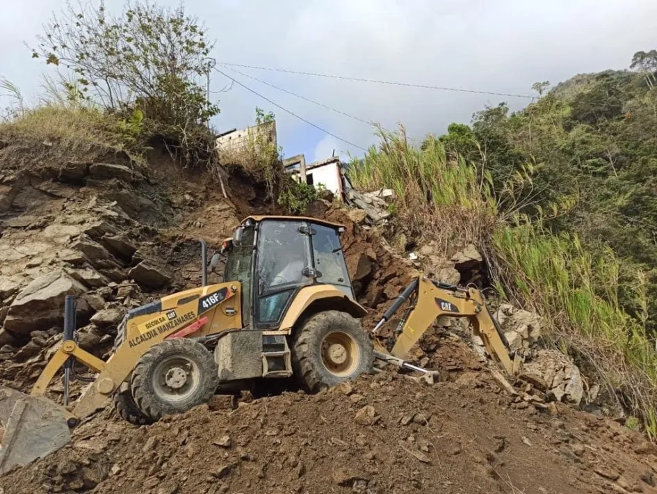Se espera que con las placas huella y la construcción de gaviones se pueda garantizar el tránsito en la vía.
