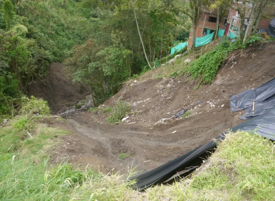 El deslizamiento del sector Gorgona (parte baja de La Floresta) en Villamaría afectó la tranquilidad de los habitantes. Autoridades esperan la declaratoria de Calamidad Pública para hacer obras.