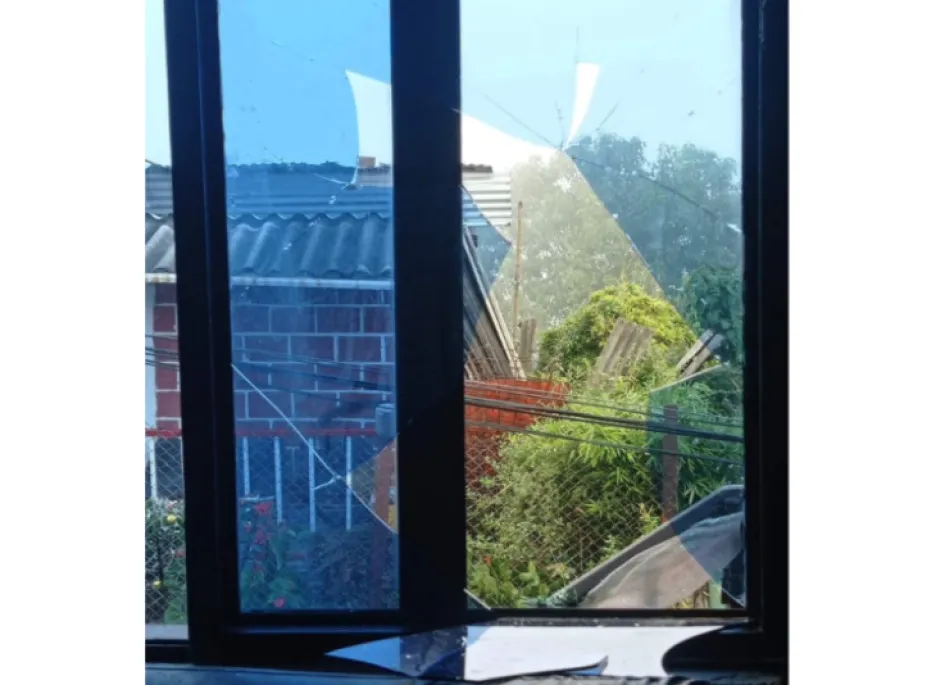 Los delincuentes han destruido las ventanas de su casa en diversas ocasiones.