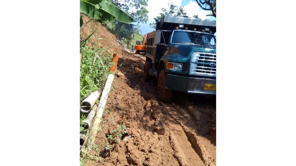 Con maquinaria, la Alcaldía de Belalcázar abrió la vía tapada en la vereda Monterredondo.