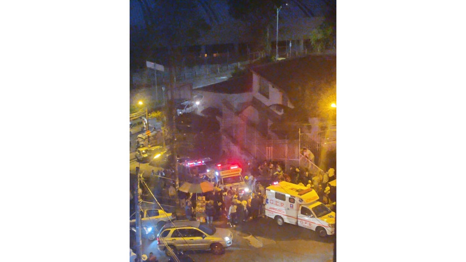 Al parecer, el vehículo estaba estacionado en el sitio a la espera de ver los juegos pirotécnicos previstos por la Feria de Manizales.