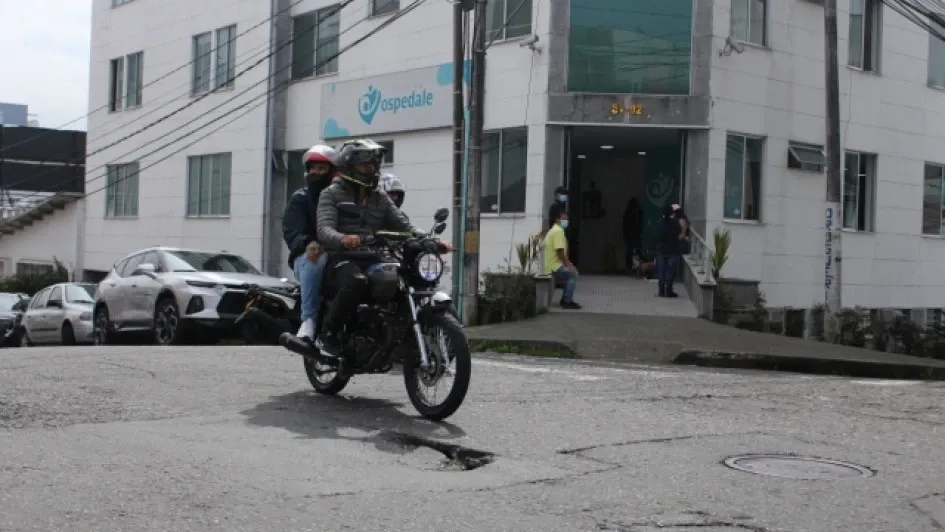 Hueco en la carrera 24 con calle 51, diagonal a la Funeraria Jardines de La Esperanza.