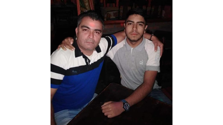 Juan David Cifuentes Quiceno (derecha), con su padre, el abogado Edwin Cifuentes. Residía en Armenia con su madre.