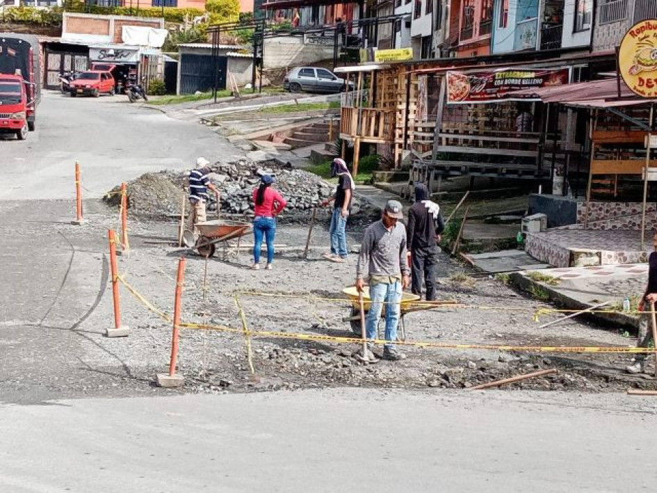 Los obreros intervienen la calle principal de La Pradera.
