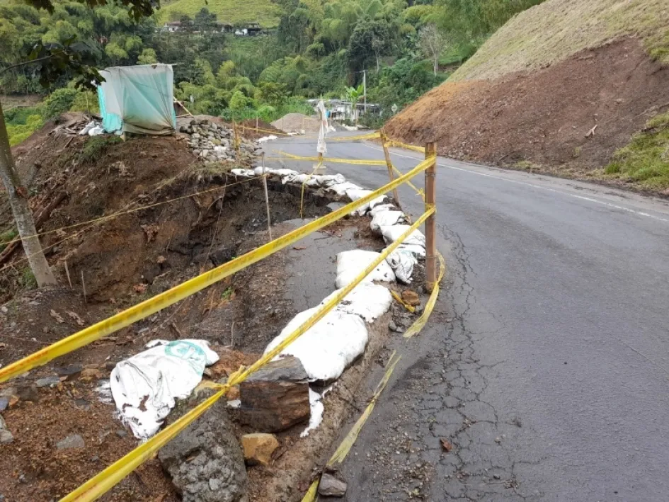 Desde hace varios meses el sector de La Quiebra ha sido álgido y presenta inestabilidad en taludes de la carretera, lo cual se agravó con el resquebrajamiento del pavimento que obligó al cierre de esta vía.
