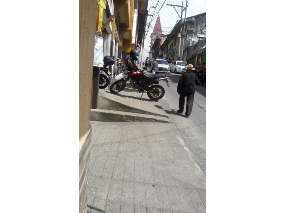 En Villamaría hay conductores que insisten en parquear en sitios donde está prohibido.