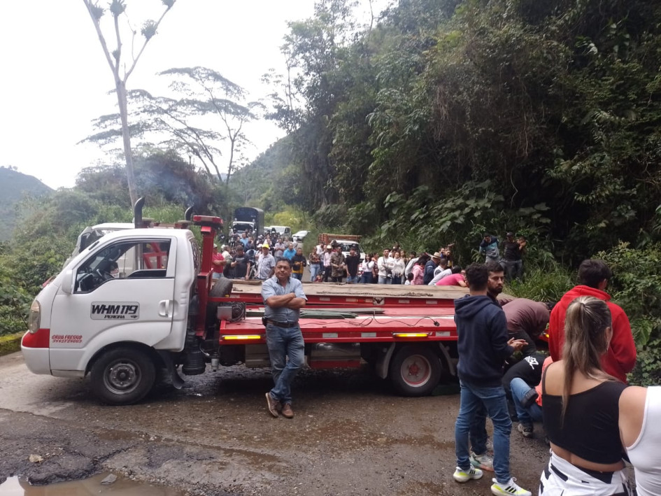 Con grúa, los organismos de socorro lograron sacar el vehículo del agua.