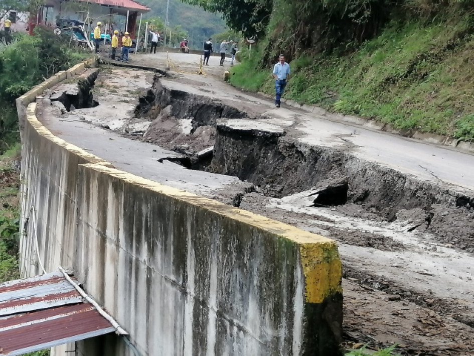 Grietas en el pavimento Manzanares - Marquetalia