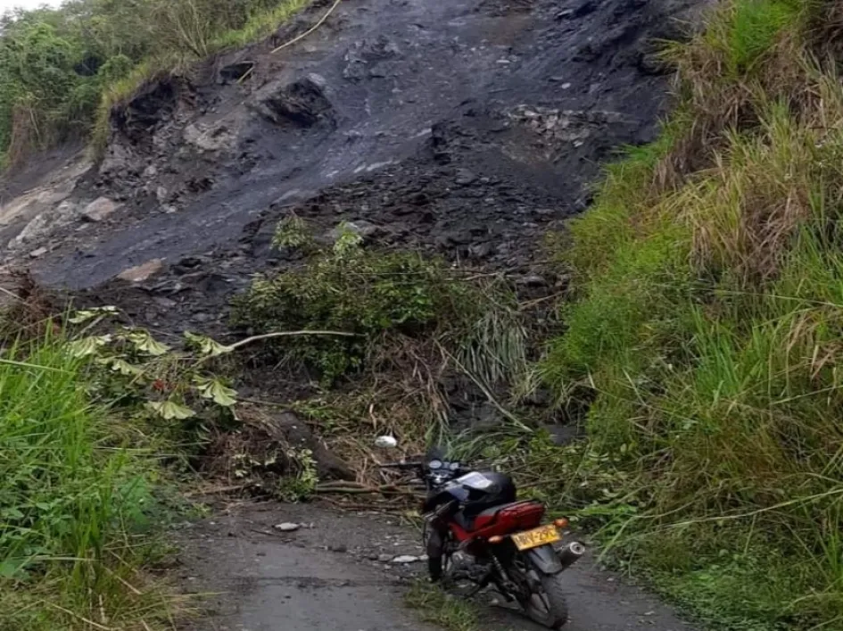 Derrumbe en el sector Alto de Pozo, entre Pácora y Aguadas.