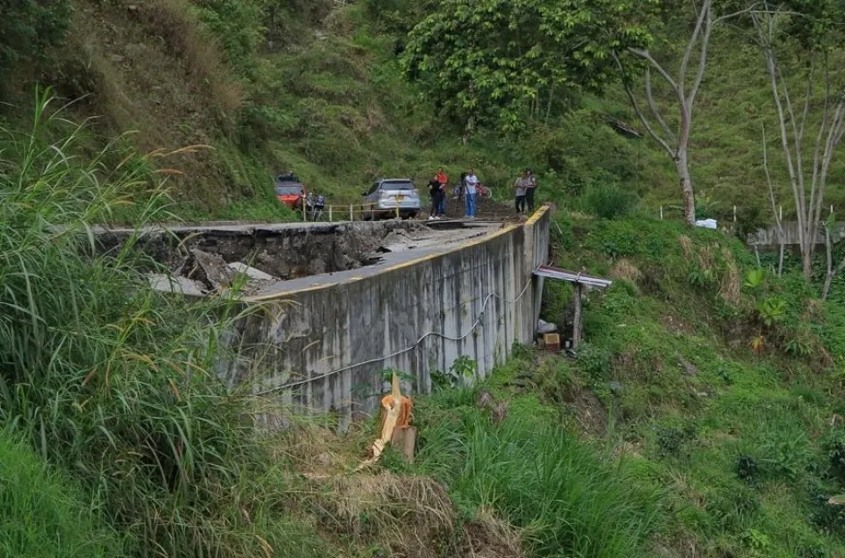 Así se ve el daño en la vía entre Marquetalia y Manzanares, en el sector conocido como Cajones. 