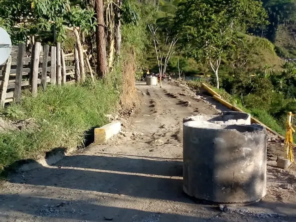 Así se encuentra el sector Cajones en la vía entre Manzanares y Marquetalia luego de las grietas que abrieron la semana pasada. 