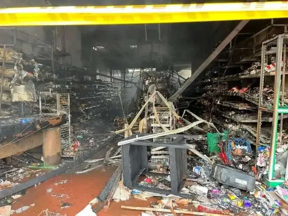 Controlan puntos calientes en supermercado que se incendió el jueves en Manzanares