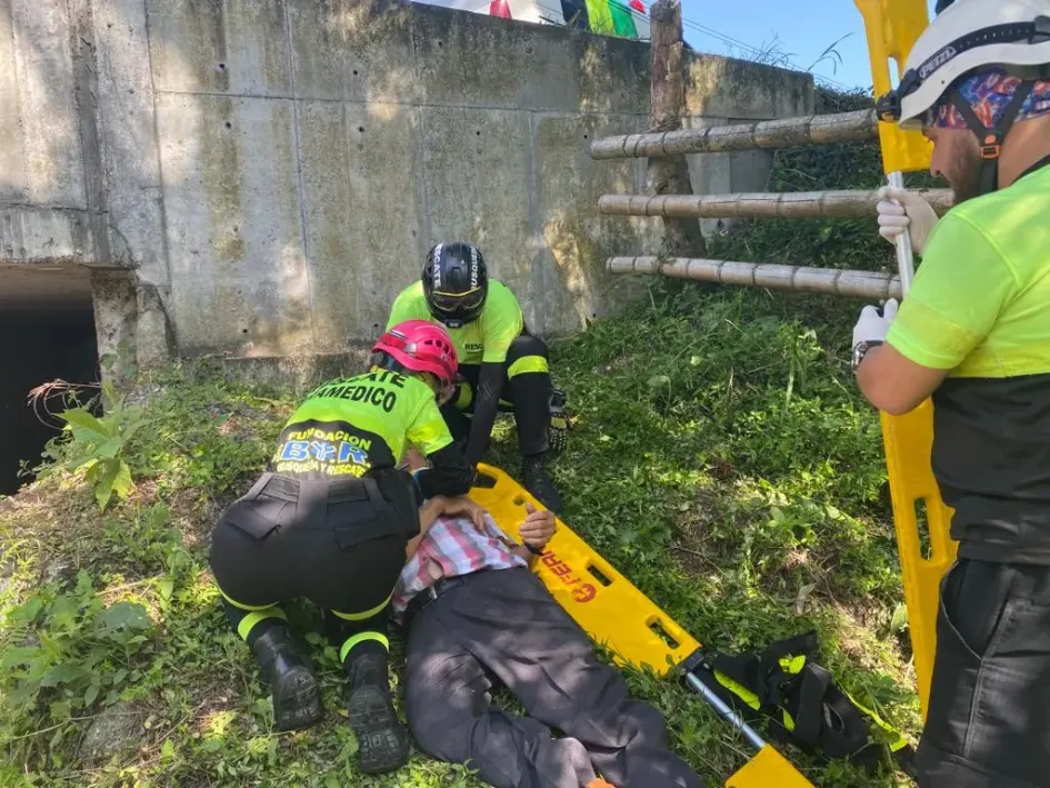 Este es el momento en el que los paramédicos de ByR atienden al hombre. 
