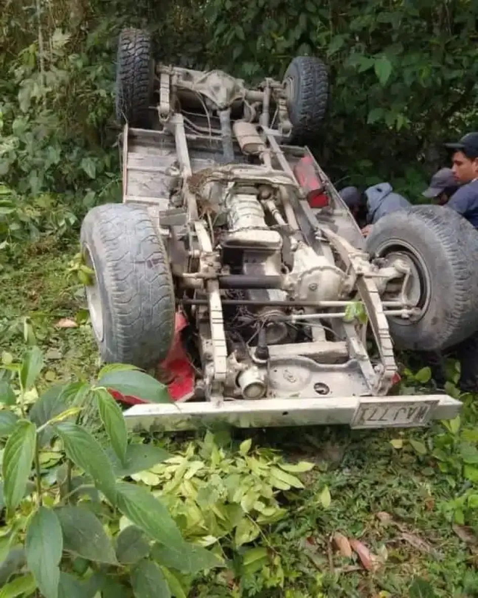 Campero se volcó en Cementos Caldas, vía Manizales-Neira