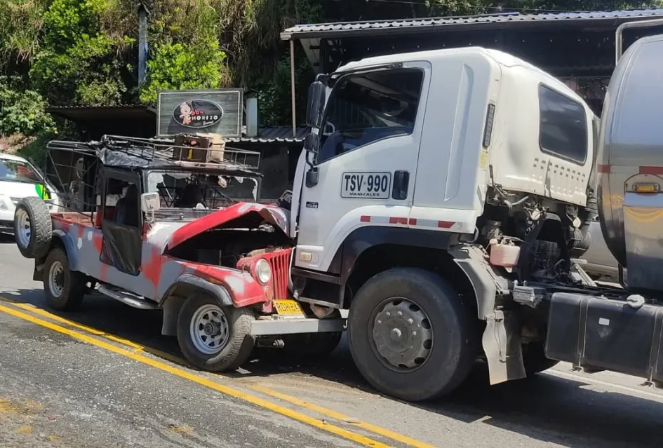 Campero y camión chocaron en la vía antigua a Chinchiná