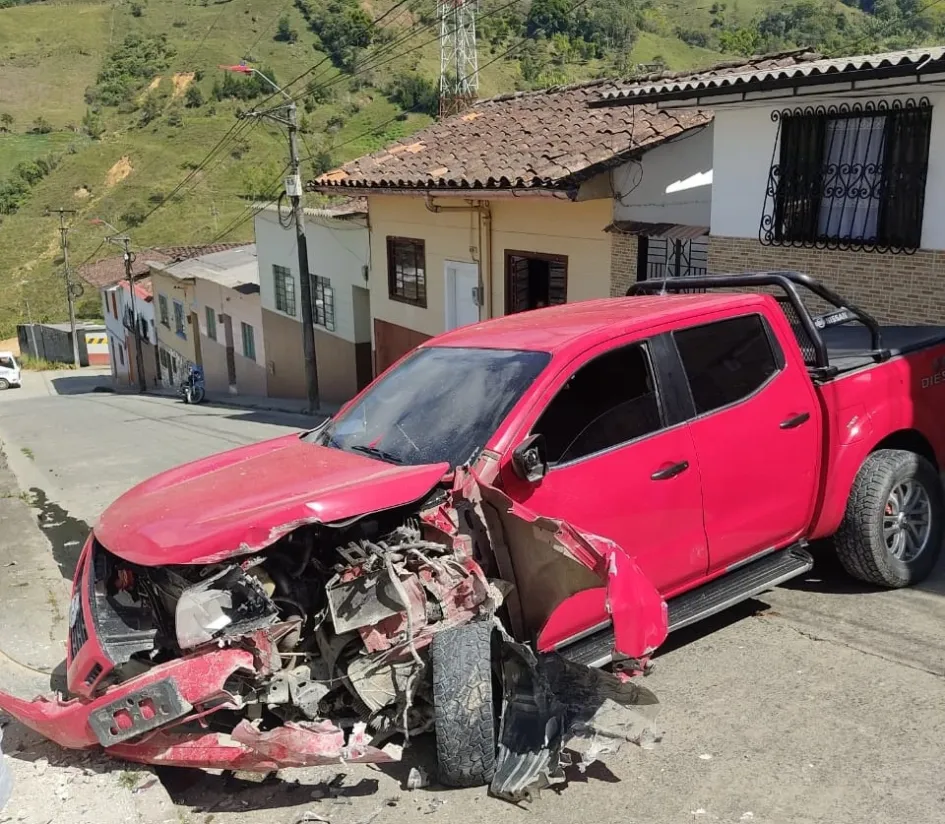Camioneta se chocó al frente del parqueadero del Hospital de Pácora